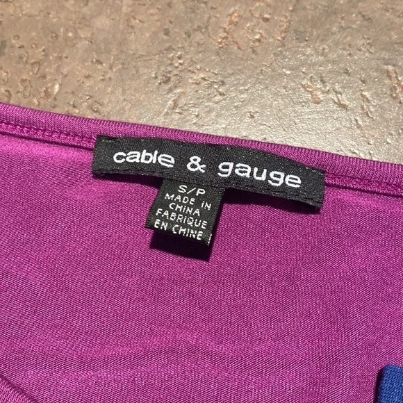 2 beautiful tops size small - Picture 3 of 7